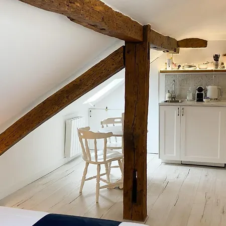 The Divine Studio In - Welkeys Apartmán *